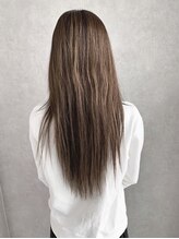 《Before》の髪は細かい髪の毛があちらこちらにハネているうえ、パサつきが目立ちます。