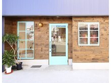 プリュム(plume)の雰囲気（駅チカ。青いトビラがplumeです！）