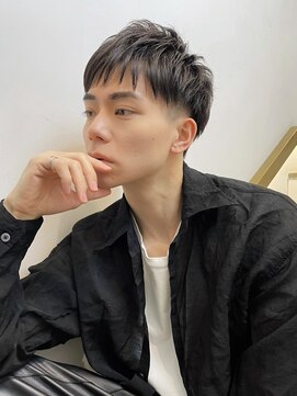 トルネード(TORNADO) スーツ短髪ツーブロック束感モテる黒髪フェザーパーマt411