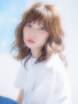 アイビー(Ivy) シースルーバング  無造作カールのミディアムスタイル