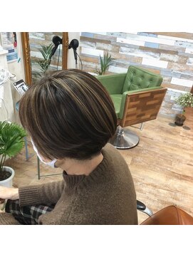 ハウオリ ヘアーワークス(Hauoli hair works) ハイライト、チャコールグレーカラー×刈り上げボブスタイル