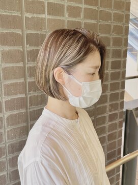 ステアケース 武蔵小杉店(stair:case) 前下がりボブ白髪活かしハイライトカラー　20代30代40代髪型