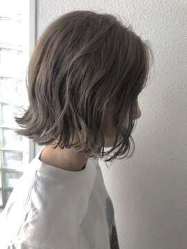 モナン(monan) ボブディ/外ハネボブ/グレージュカラー/切りっぱなしボブ