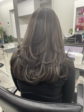 ヨロ 小岩(YOLO) レイヤーカットハイライトショートヘアイルミナカラーオージュア