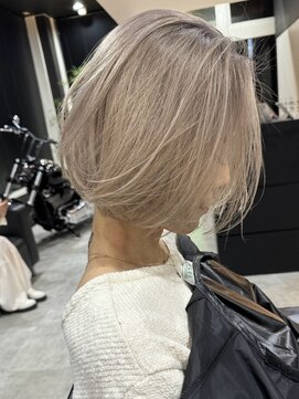 エイチ(H) xブリーチ/イメチェン/ホワイトブロンド/外ハネボブ/美髪/