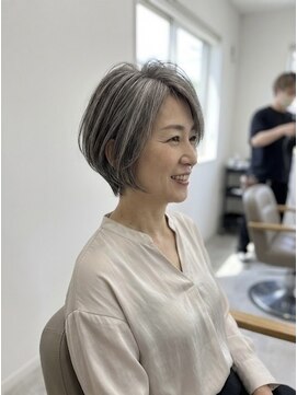  脱・白髪染め × 大人の上品ショート 