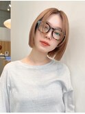 《ナチュラルベージュとぱつっとボブ》