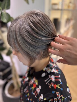 ステア ケース(stair case) ローライトで動きとメリハリを 脱白髪染め