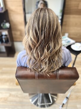 リブリス(Rebliss) アプリエグローでバレイヤージュ×コテ巻きロング