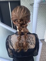 フェリーチェ(Felice)&nbsp;ツイン編みおろし　ツインポニー　お呼ばれヘア　個性派