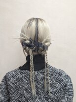 レアナ バイ ニーナ(Leana by NINA) ヘアアレンジ・三つ編みリボン