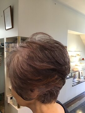 びようしつ あとりえ 大人ショート/顔周りカット/白髪ぼかし