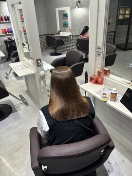 アチェロ(Acero.) UPTOGLOSSが灯す、透明艶ストレート