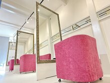 オルフェ(ORPHE)の雰囲気（全5席の真っ白な店内にピンクのソファ。お席の配置が人気です☆）