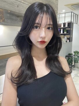 アイヴィ 表参道(IVY) 小顔に見せるオルチャンヘア 流れる顔まわり ブルーブラック