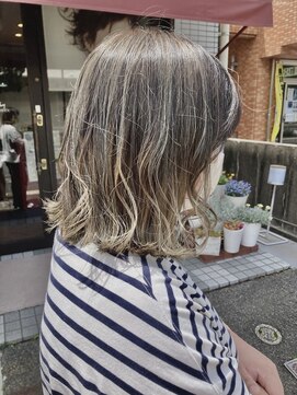 シャンプーボーイアネックス(SHAMPOO BOY Annex) グレー×ベージュのバレイヤージュbob