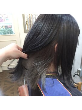 イル(iLu.) インナーカラーシルバーアッシュ+ネイビー