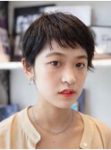 黒髪ベリーショート前髪カット耳掛けショート丸みショート