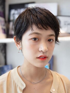 カムジーヘッドカミノウラ(COMEGHEAD KAMINOURA) 黒髪ベリーショート前髪カット耳掛けショート丸みショート