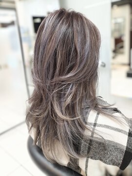 ヘアースタジオ ジェイワン(hair studio J ONE) 30代40代50代60代シルバーベージュ　ウルフレイヤーロング