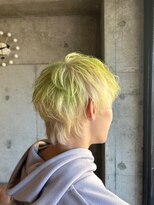 ヘアーアンドメイク ファット(Hair&Make PHAT)&nbsp;ショートレイヤー透け感ホワイト×ライトグリーンスタイル