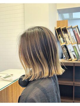 ロイド(Royd.) 切りっぱなしボブロブヘア外ハネボブハイライトインナーカラー