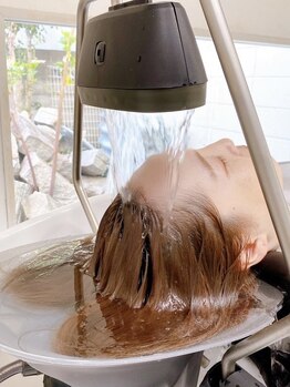 美容界で話題沸騰中の「頭浸浴」×「高濃度炭酸泉」導入サロン。極上の癒し効果＆カラーの色持ちUP効果も♪