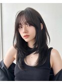黒髪でも動きのあるロングレイヤー&薄すぎないシースルーバング