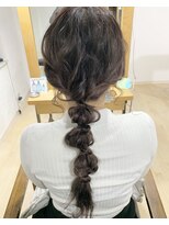 アンフィドットドゥルドゥ(AnFye.dueldo)&nbsp;ポニーテールと編みおろしの中間アレンジ