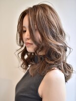 ヘアーリゾートテラス(hair resort terrasse)&nbsp;大人かわいい抜け感ベージュカラーセンターパートふわミディ長尾