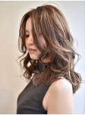 大人かわいい抜け感ベージュカラーセンターパートふわミディ長尾