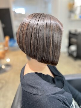 ツムグ 代官山店(TUMUGU) 小顔ショートボブ丸みショート×アッシュオリーブ白髪ぼかし