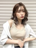 ミディアムヘアにブラウンベージュ