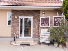 ブルージュの雰囲気（店舗外観になります。こちらのドアからお入りください。）