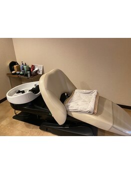 頭皮をもみほぐすことで自律神経に働きかけ、ストレスを軽減。夢見ごちな非日常体験を。