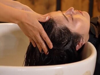 ミツバ(328)の写真/地肌からケアしてきれいな髪質へ◎フルフラットのシャンプー台で、ゆっくり味わえる極上ヘッドスパ☆