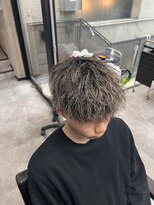 イーラ(era) メンズパーマ金メッシュ縦落ちツイスパマッシュ