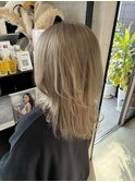 ミルクティーベージュ　レイヤーカット　全頭ブリーチ　くすみ