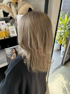 トリコ(ToricO) ミルクティーベージュ　レイヤーカット　全頭ブリーチ　くすみ