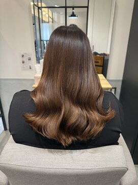 ルーシー(Lucy) まとまり重視の上品ロング/艶ブラウン