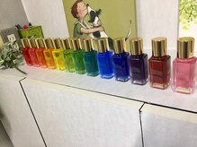 美容室フェミニンの雰囲気（14本のカラ－ボトルから好きな色を3本選んで行うカラ－セラピ－）