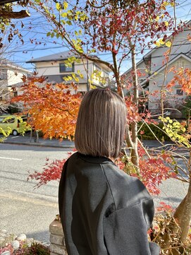 ハイトーングレージュ×パツッとボブ