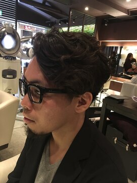 シュバルツ(schwarz) 大人のツーブロック ホット系パーマでスタイリングらくらく!