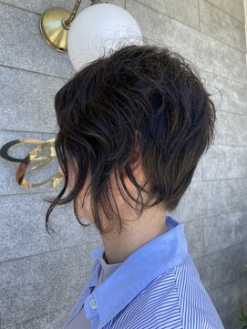 チィ(Chii) 完全アシメ、くせ毛を活かしたパーマ風スタイル