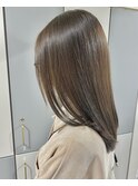 透明感溢れるグレージュ