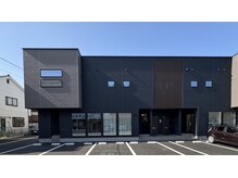 ボンド ヌーク(BOND / neuk)の雰囲気（［BOND］1階左端に入り口 /お隣［neuk］白いカーテンが目印）