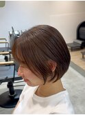 首やデコルテがキレイに見える、小顔効果の高いショートボブ