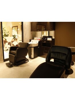 忙しい日常から離れて、あなただけのリラックスタイムを。丁寧なカウンセリングで、理想のヘアスタイルに。