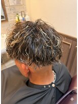 ミリオンバックス 上野(Million Bucks)&nbsp;【ハイライト×強め】ツイストスパイラルパーマ〈理容室〉メンズ