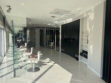 アース 四日市店(HAIR&MAKE EARTH)の雰囲気（開放感のある広々とした店内♪）